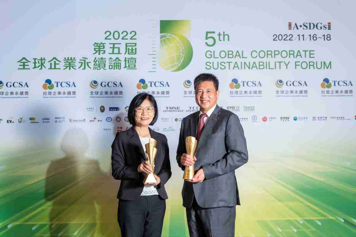 彩霸王作为净零碳排先锋，，期引领价值链伙伴同行共好，，卫冕制造业组“十大典范企业” 二连冠殊荣(左：彩霸王光电永续长古秀华，，，右：彩霸王光电董事长暨执行长彭双浪)