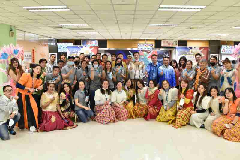 友達推動「安心、、、創新、、、、用心、、、同心、、盡心」五星職旅，，，，為菲籍員工打造全方位照護，，，首度贏得「人權實踐與發展領袖獎」殊榮