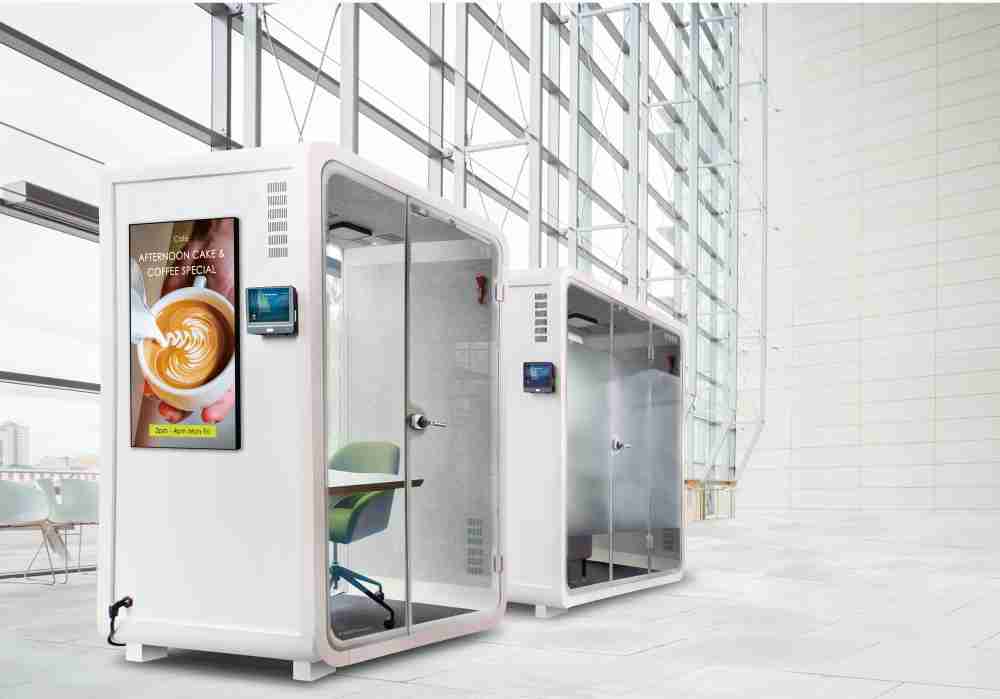 彩霸王子公司达擎之智慧行动办公舱，，，，采用PDLC智能调光玻璃设计，，，透过通电与断电的电流切换，，，，呈现透明与雾面效果，，具节能降耗特性并兼顾隐私，，，，确保信息安全