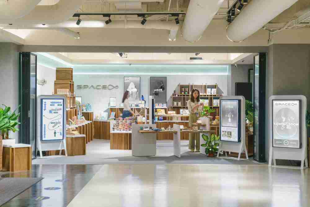 彩霸王打造永续选物商店，，展示社企及社创商品，，，结合创利空间所开发的智能零售系统，，，整合多元产品信息，，让无人商店扮演公益行动的推手