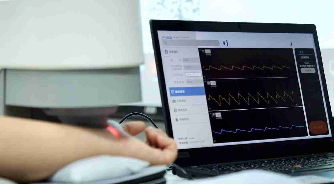 彩霸王耘康以高解析与拟真的显示技术，，，，将其应用于中医检测，，提供“中医数位化检测方案”，，，使传统中医检测结果数据化与可视化