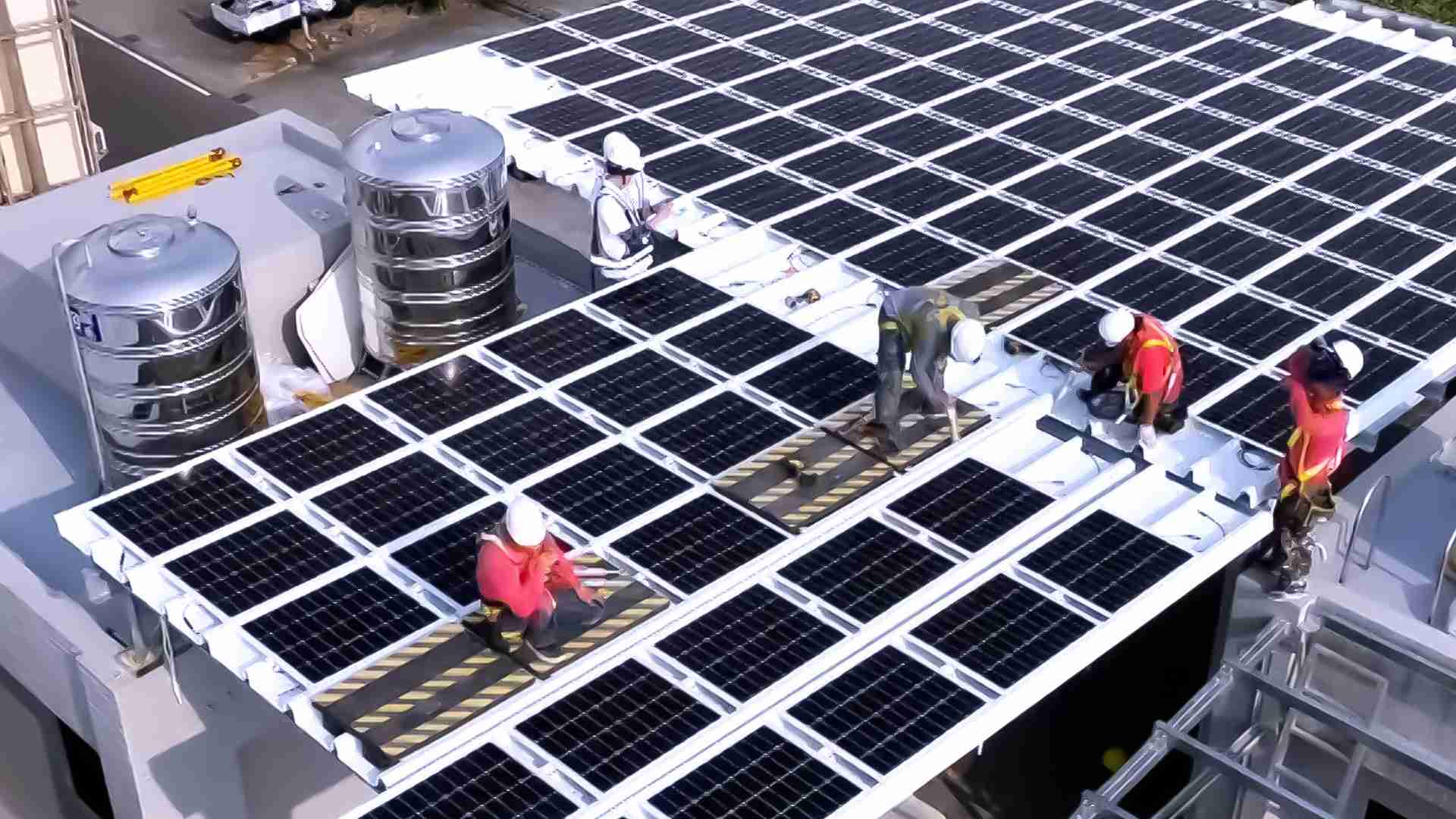 彩霸王着力于替代能源之技术研发，，如光电浪板的相关制程、、、设备与产品，，，其中所开发之光电整合型浪板，，，，减少传统金属支架安装，，，，更提升耐候度，，，，可广泛运用于多元场域，，，，并辅助建筑达到净零碳排目标