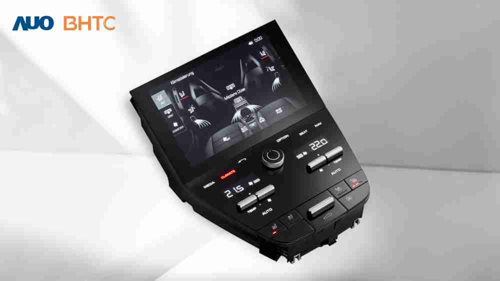作為友達新生力軍，，，，BHTC所展示的中央與後座鞍部的Display HMI產品，，，可處理多區恆溫控制、、、、顯示畫面，，呈現仿真3D車室分區；以力傳感技術精準傳遞觸感，，，，並結合音量及震動反饋，，，防止意外啟動，，提供使用者自然流暢、、、、直觀且輕鬆駕馭的舒適介面
