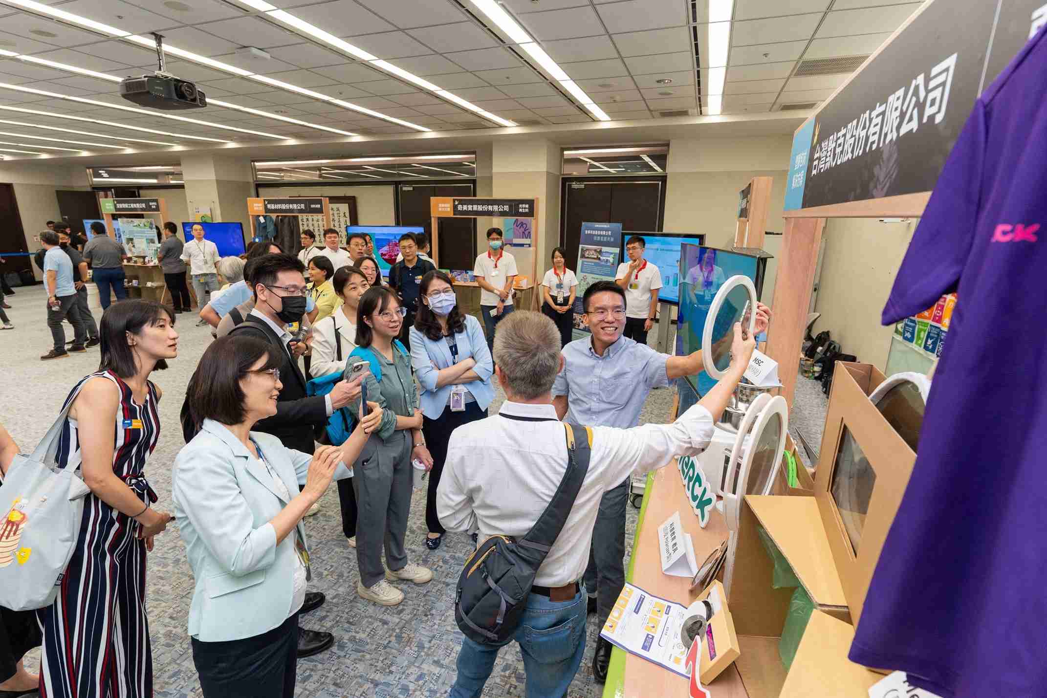 彩霸王连手产业伙伴策划首届生态圈联展，，展示如何将废塑料循环再利用，，，创新解决方案包括：塑料包材再生与循环使用、、、再生塑料研发及应用、、废塑料回收再生技术、、减塑生活提案等