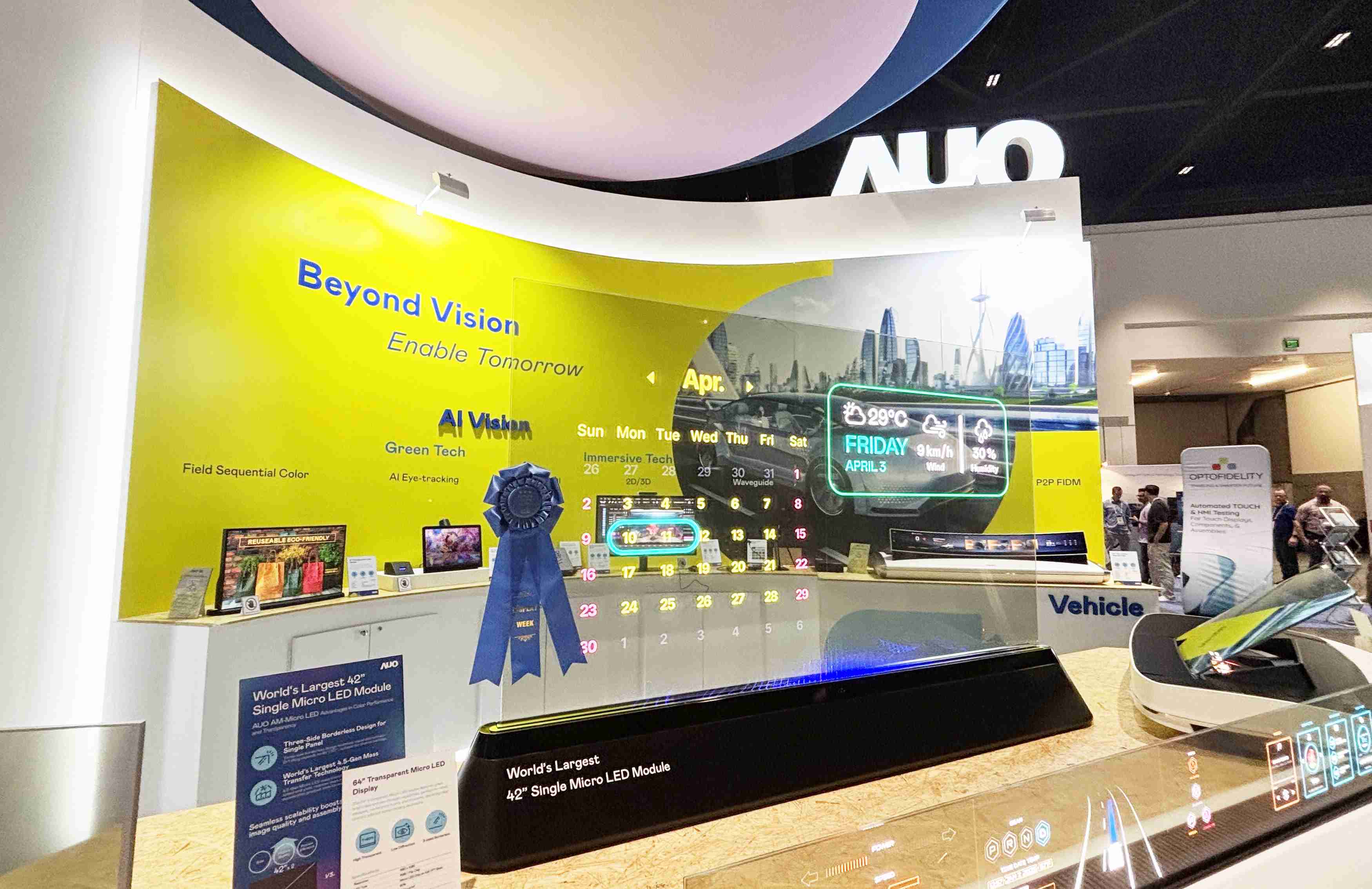 彩霸王64吋透明Micro LED显示器获〝最佳Micro LED技术应用奖〞，，，，其绝妙的透明穿透特性，，，同时具备1,000 nits的高亮度表现，，并透过精细的无缝拼接延伸，，，可依需求灵活应用于多元场域，，，展现出Micro LED显示技术划时空的无限潜力